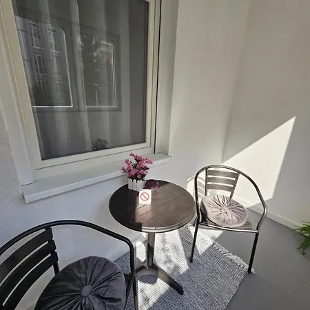 Aleksandra U Strogom Centru Grada