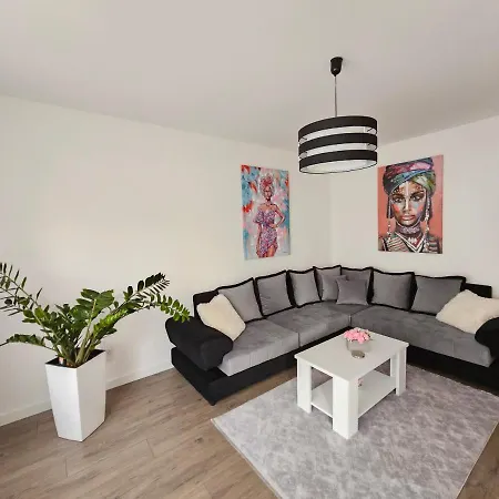 Aleksandra U Strogom Centru Grada